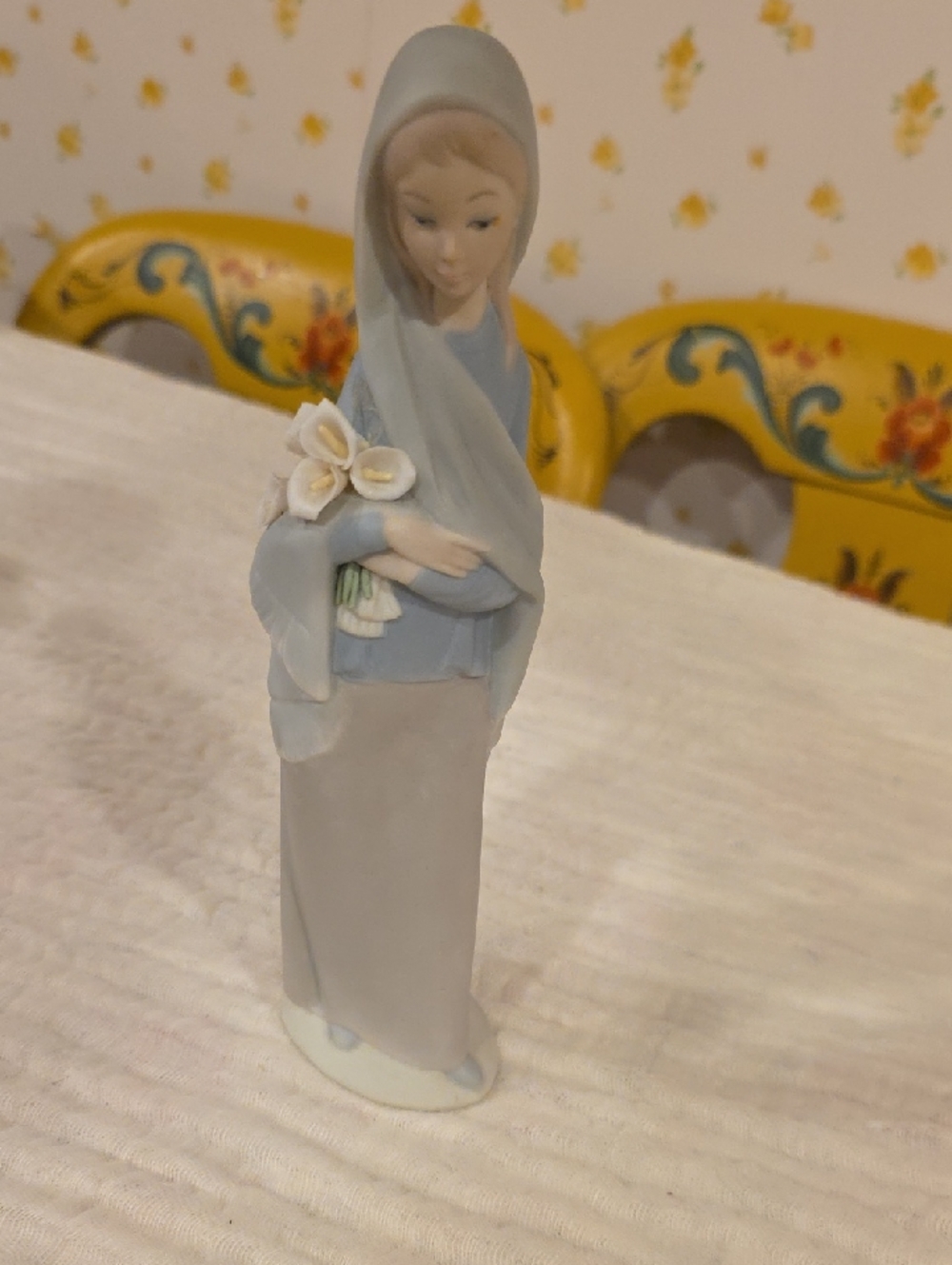 Lladro #4650 Girl holding calla Lillies